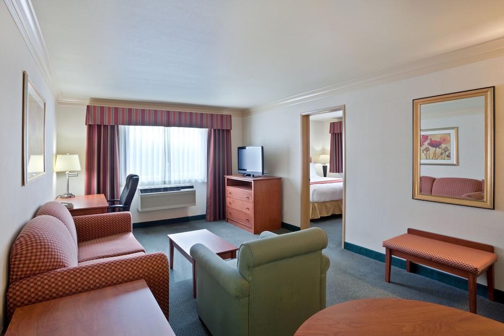 Holiday Inn Express Hotels & Suites Burlington By Ihg Exterior foto