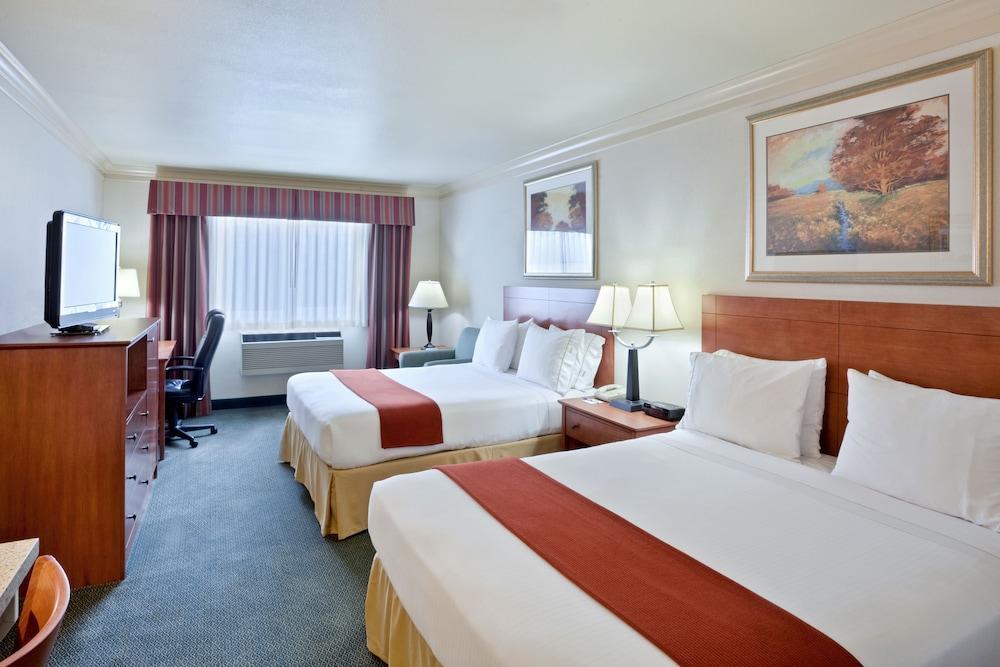 Holiday Inn Express Hotels & Suites Burlington By Ihg Exterior foto