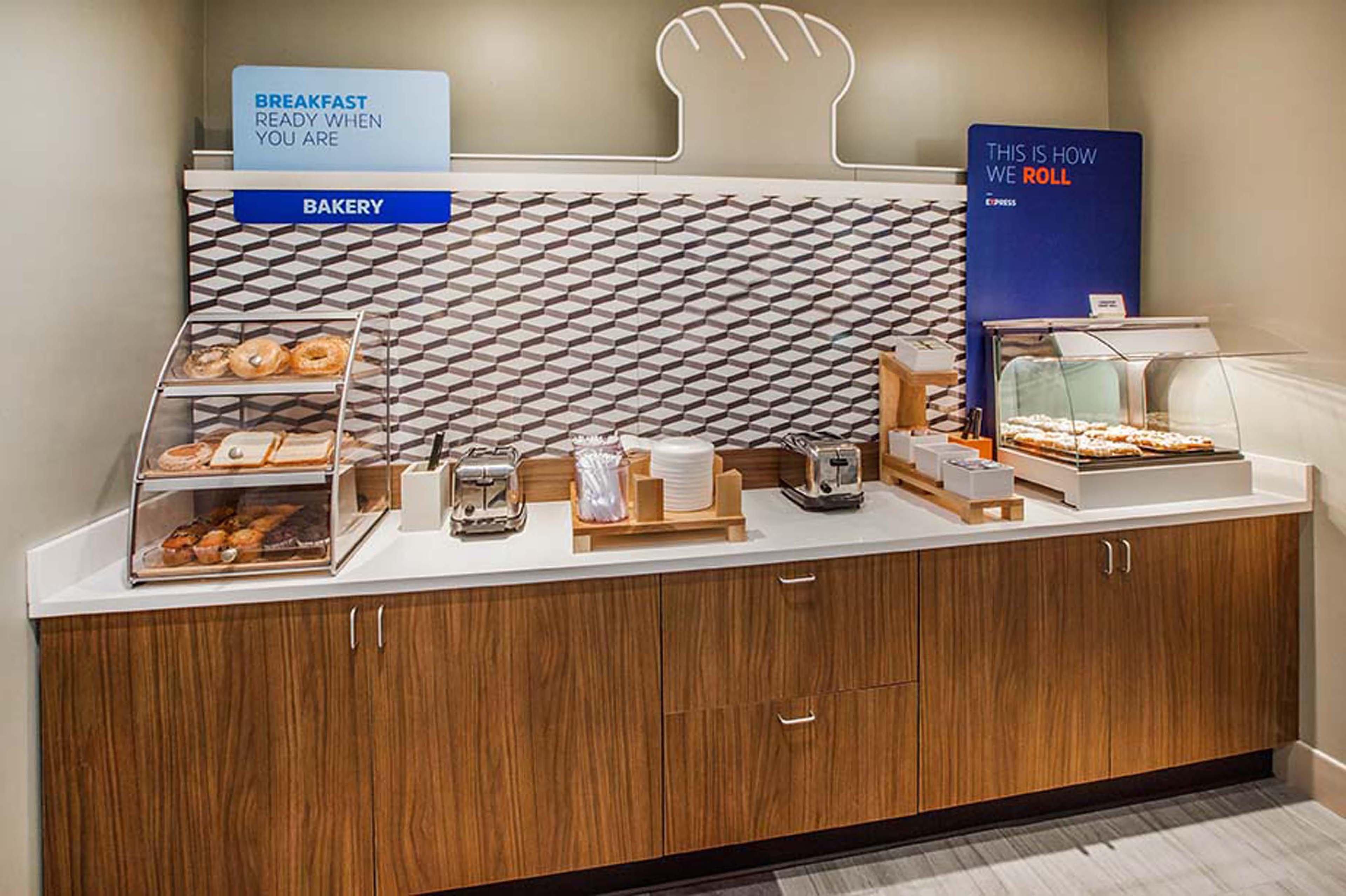 Holiday Inn Express Hotels & Suites Burlington By Ihg Exterior foto