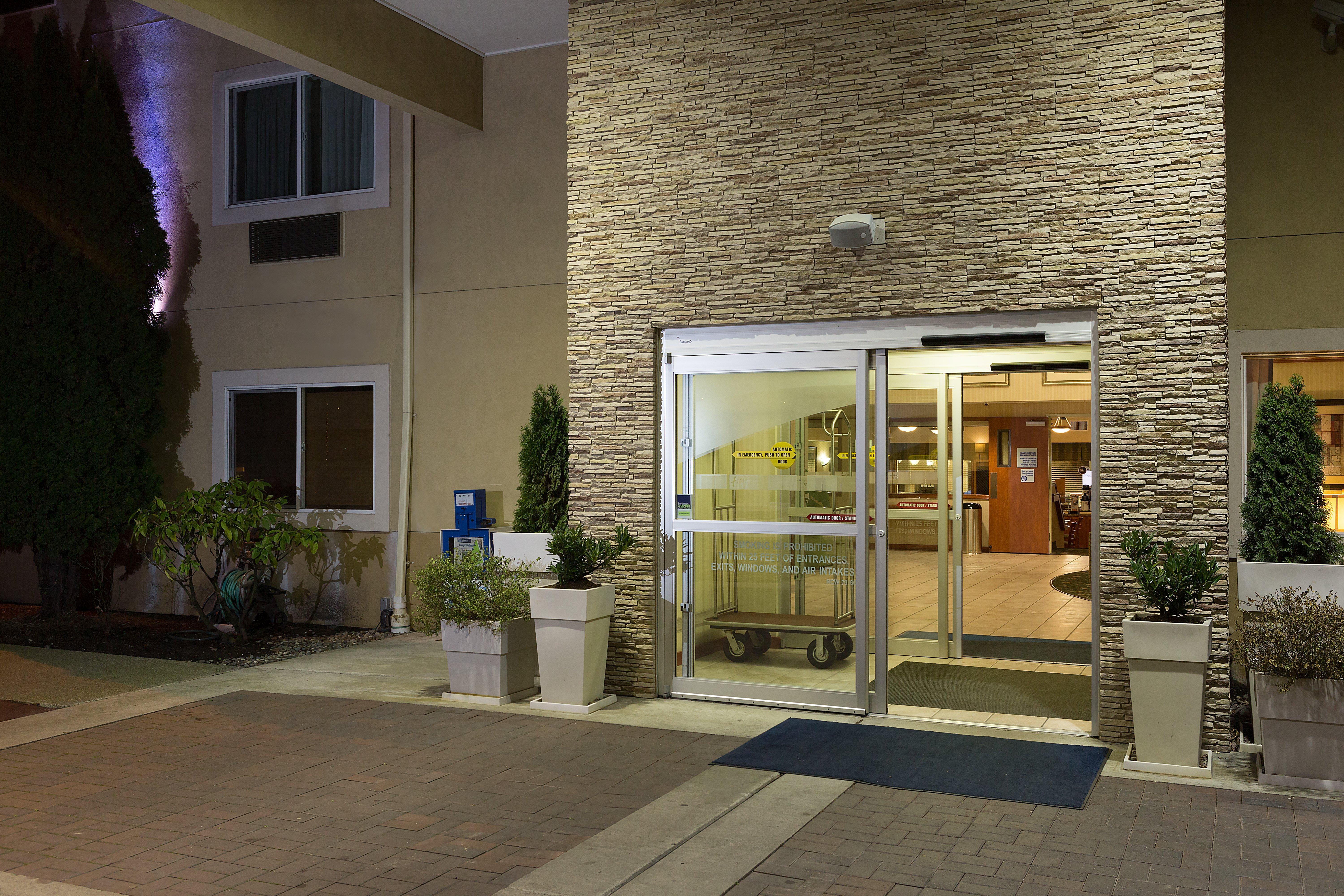 Holiday Inn Express Hotels & Suites Burlington By Ihg Exterior foto
