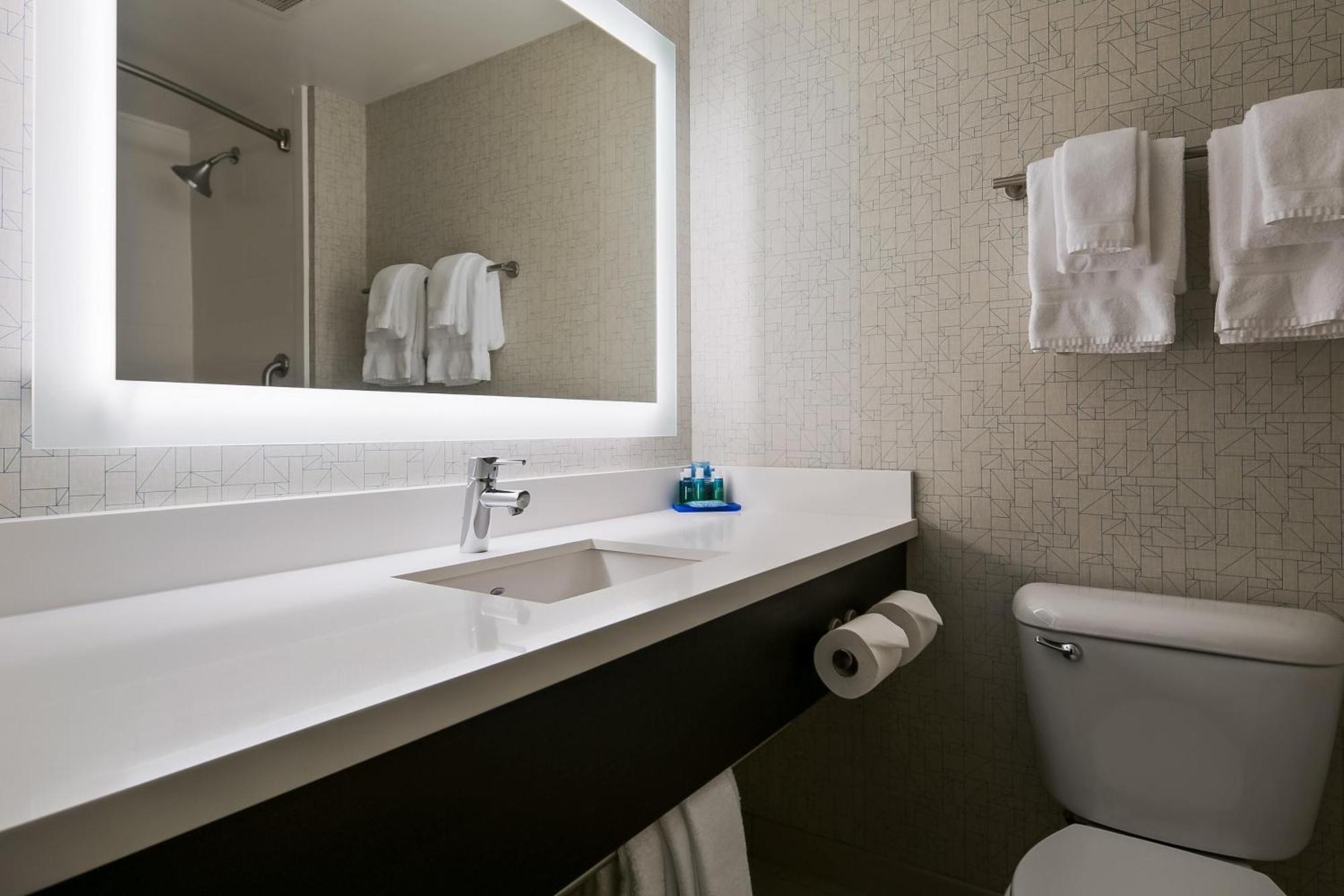 Holiday Inn Express Hotels & Suites Burlington By Ihg Exterior foto