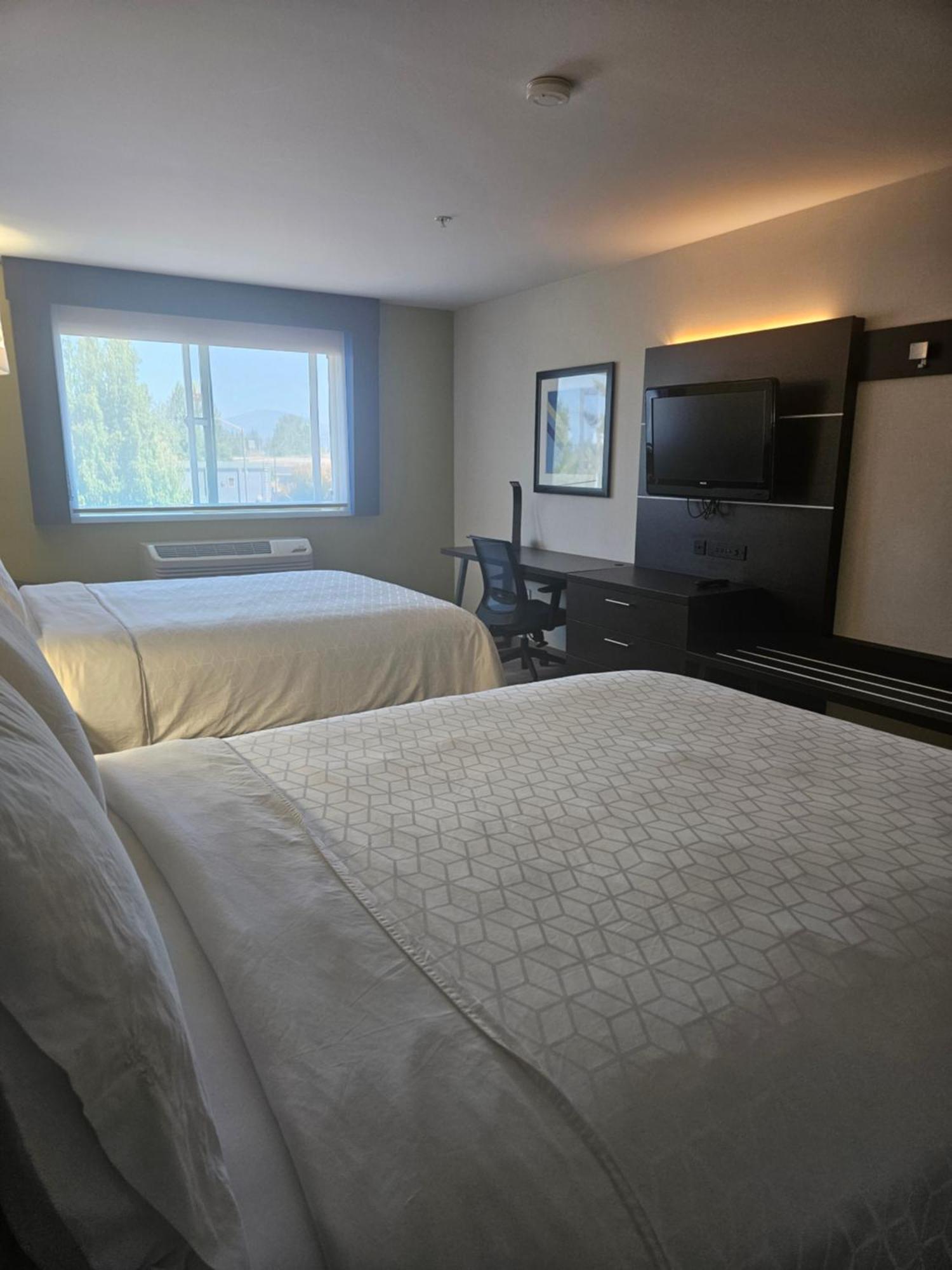 Holiday Inn Express Hotels & Suites Burlington By Ihg Exterior foto