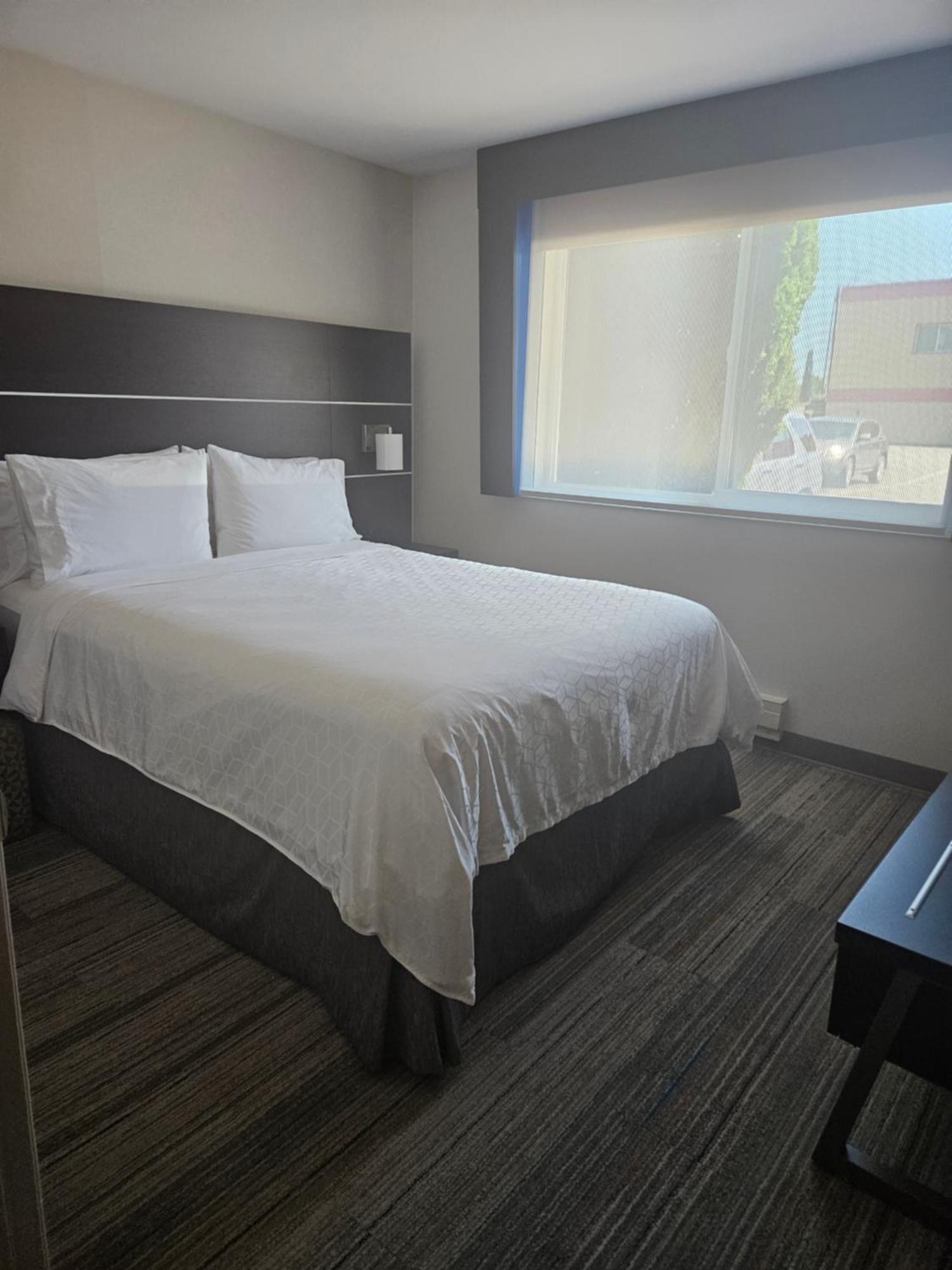 Holiday Inn Express Hotels & Suites Burlington By Ihg Exterior foto