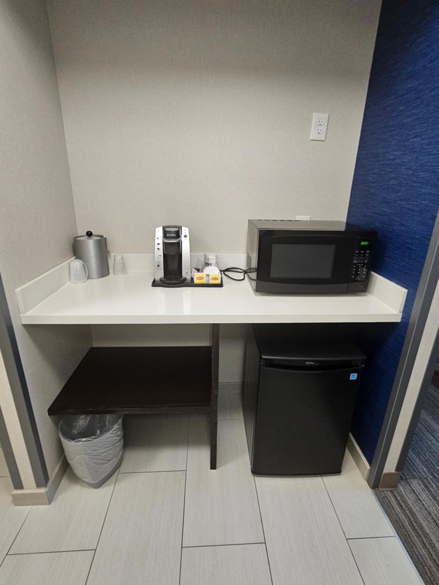 Holiday Inn Express Hotels & Suites Burlington By Ihg Exterior foto