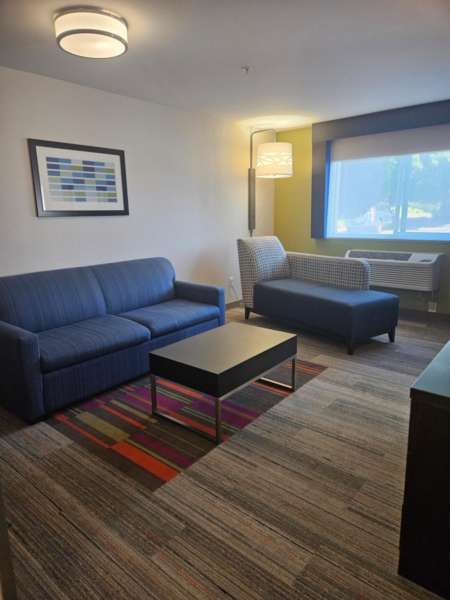 Holiday Inn Express Hotels & Suites Burlington By Ihg Exterior foto