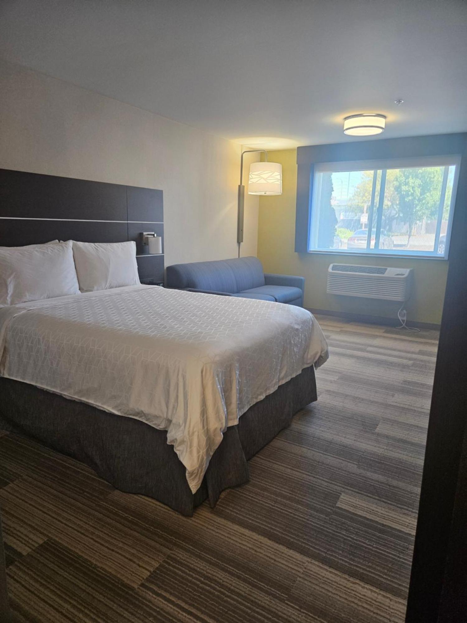 Holiday Inn Express Hotels & Suites Burlington By Ihg Exterior foto