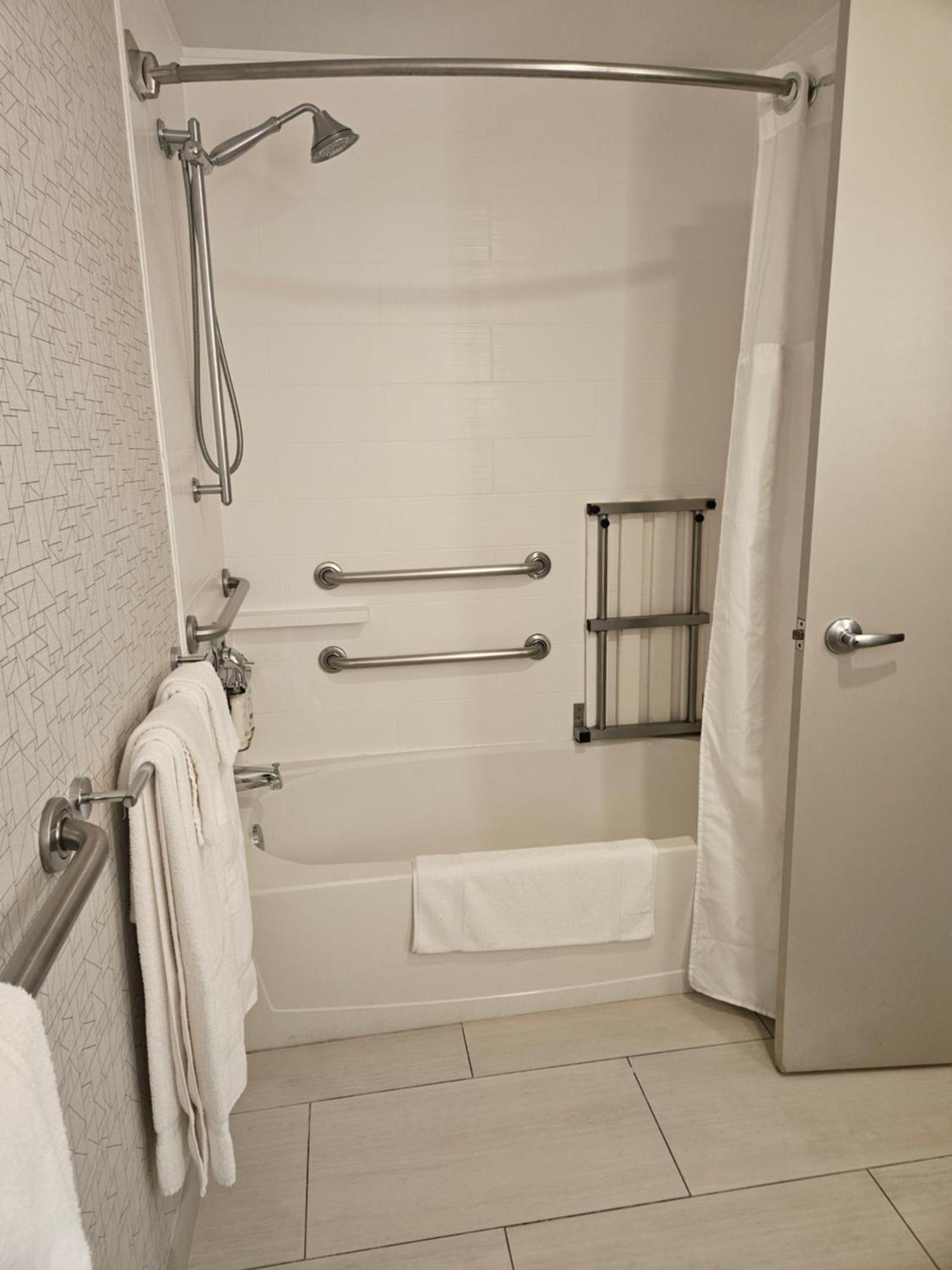 Holiday Inn Express Hotels & Suites Burlington By Ihg Exterior foto