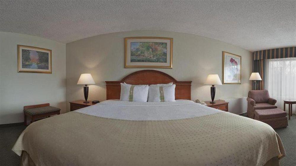 Holiday Inn Express Hotels & Suites Burlington By Ihg Exterior foto