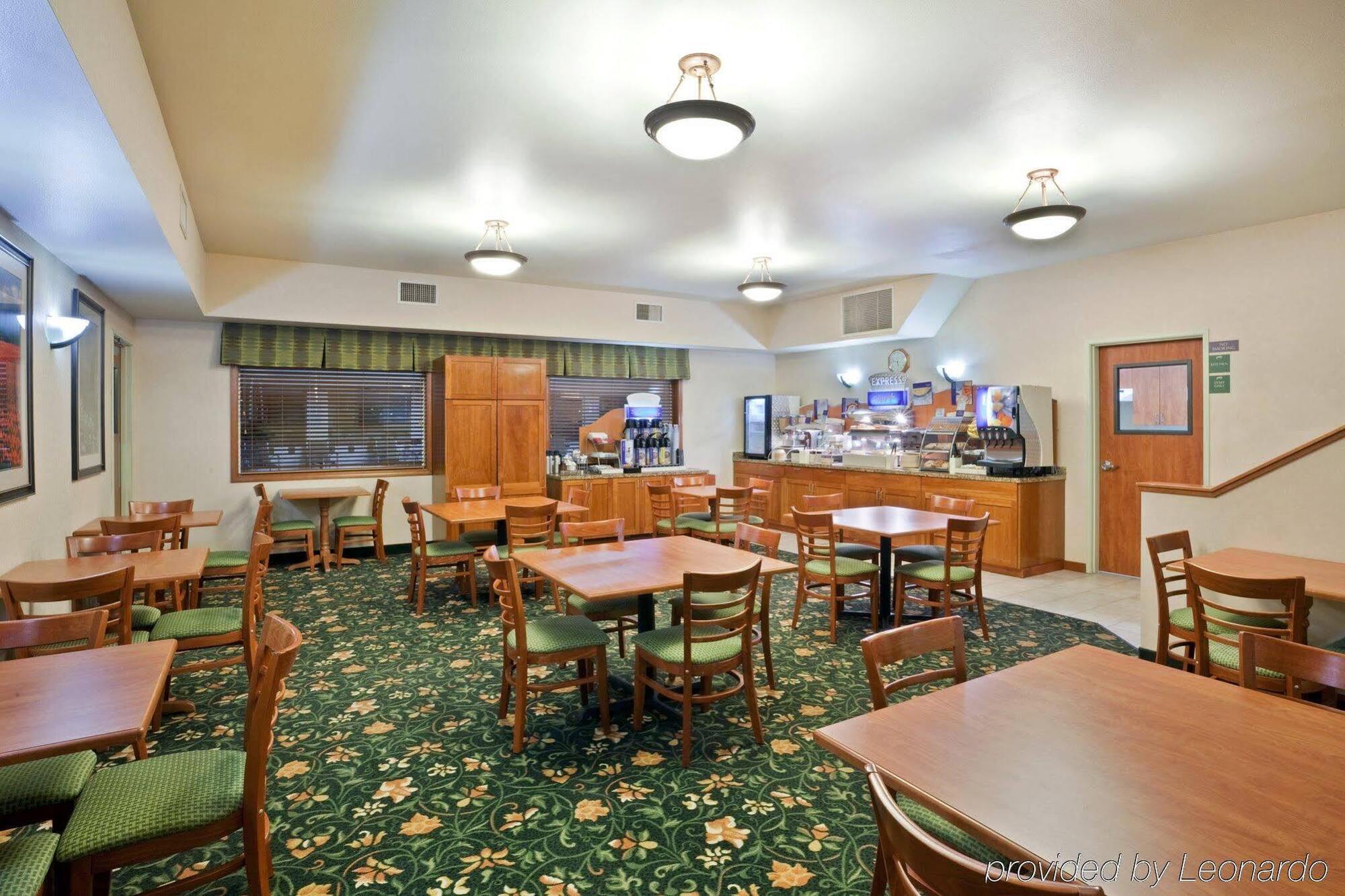 Holiday Inn Express Hotels & Suites Burlington By Ihg Exterior foto