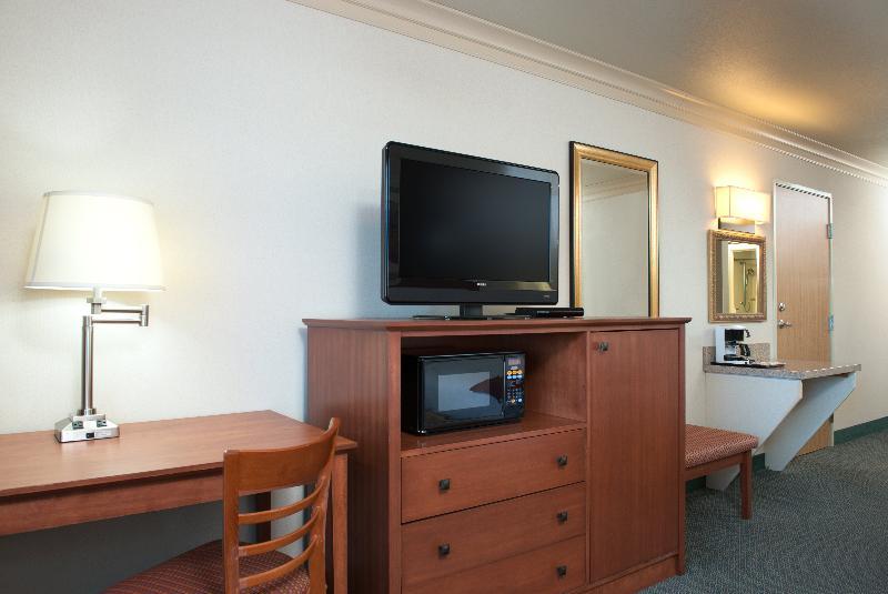 Holiday Inn Express Hotels & Suites Burlington By Ihg Exterior foto
